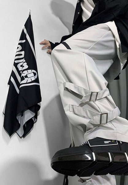 Pantaloni moderni pentru barbati cu element metalic si sireturi