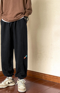 Pantaloni sport pentru bărbați cu logo și elastic pe picioare