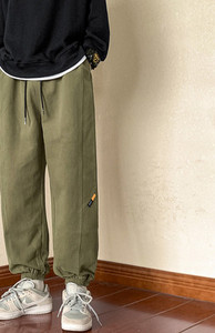 Pantaloni sport pentru bărbați cu logo și elastic pe picioare