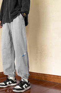 Pantaloni sport pentru bărbați cu logo și elastic pe picioare