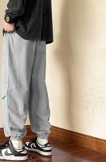 Мъжки спортен панталон с емблема и ластик на крачолите 