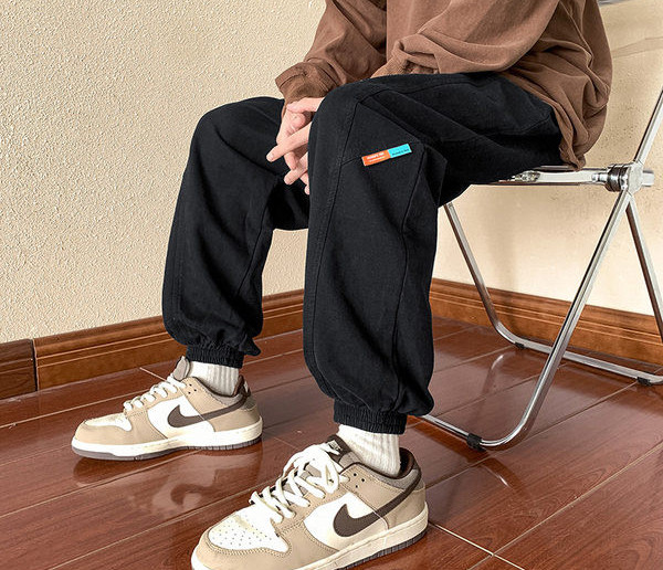 Pantaloni sport pentru bărbați cu logo și elastic pe picioare