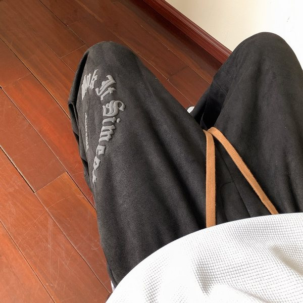 Nový model pánskych športových nohavíc s nápisom