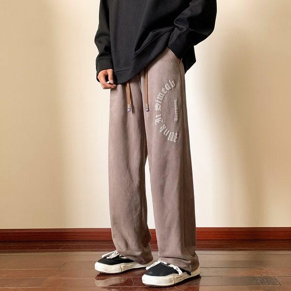 Nový model pánskych športových nohavíc s nápisom