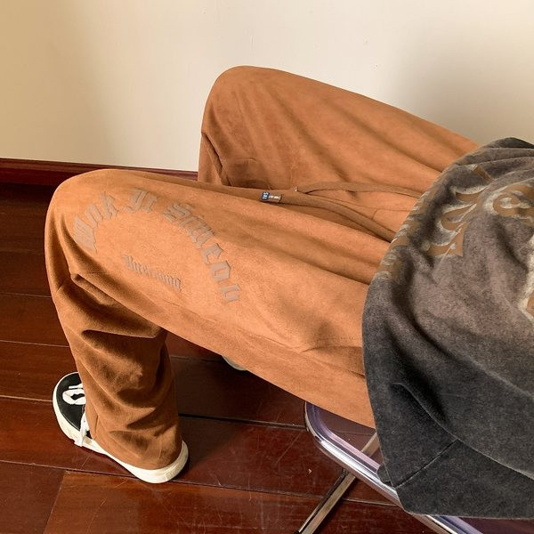 Nový model pánskych športových nohavíc s nápisom