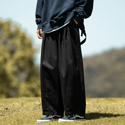 Széles modell férfi nadrág zsebbel és fűzővel