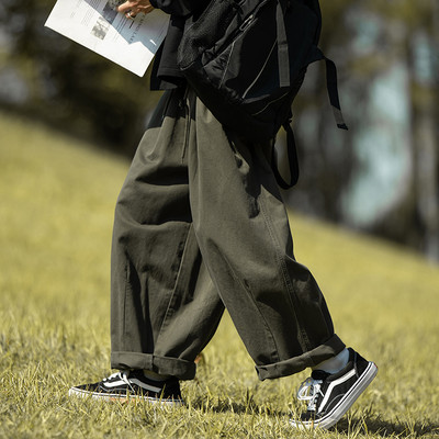 Széles modell férfi nadrág zsebbel és fűzővel