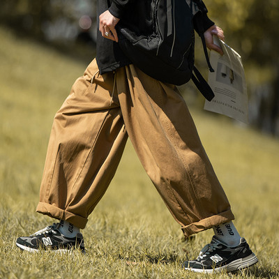 Széles modell férfi nadrág zsebbel és fűzővel