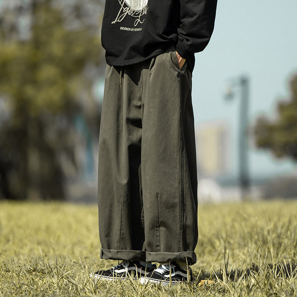 Széles modell férfi nadrág zsebbel és fűzővel