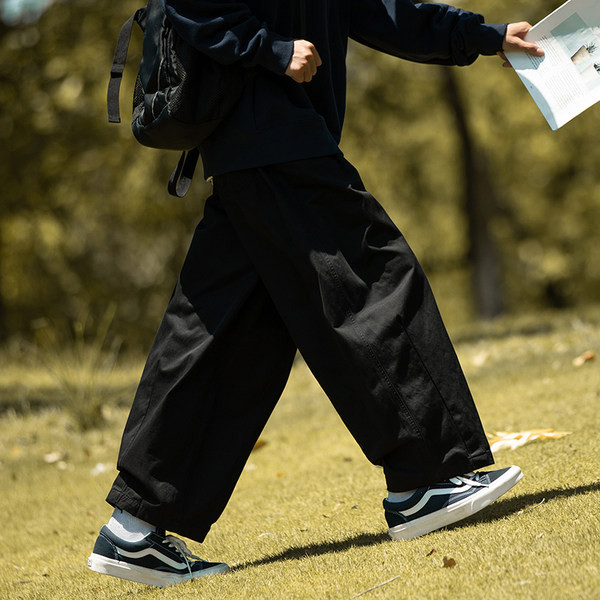 Széles modell férfi nadrág zsebbel és fűzővel