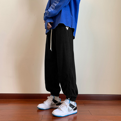 Pantaloni sport barbati cu elastic pe picior