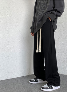 Pantaloni sport pentru bărbați de culoare închisă și deschisă