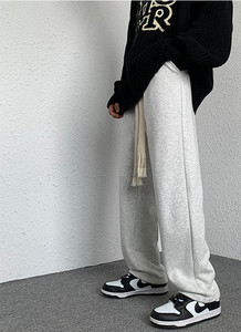 Pantaloni sport pentru bărbați de culoare închisă și deschisă