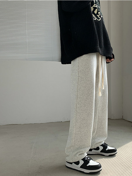 Pantaloni sport pentru bărbați de culoare închisă și deschisă