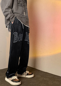 Pánske športové nohavice - s výšivkou