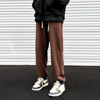 Едноцветен спортен панталон с ластик на крачолите и връзки