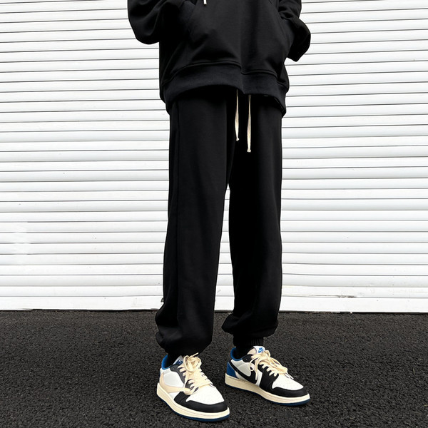 Pantaloni sport monocolor cu picioare elastice și șireturi