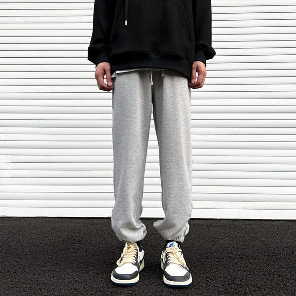 Pantaloni sport monocolor cu picioare elastice și șireturi