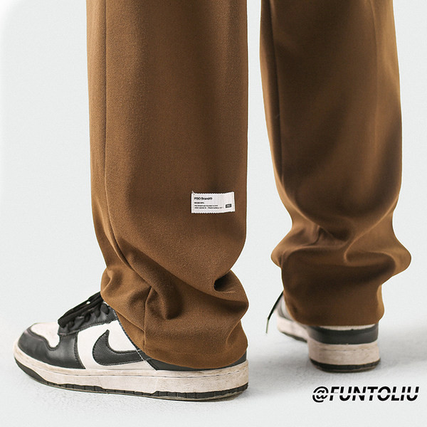 Nový model jednofarebných nohavíc s vreckom pre mužov