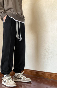 Športové pánske nohavice s elastickými viazaniami a nápisom