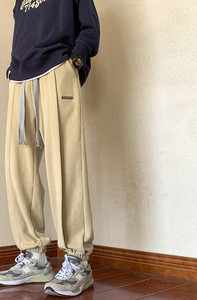 Športové pánske nohavice s elastickými viazaniami a nápisom