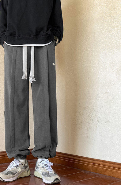 Športové pánske nohavice s elastickými viazaniami a nápisom