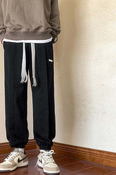 Športové pánske nohavice s elastickými viazaniami a nápisom