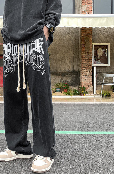 Pantaloni barbatesti model lat cu sireturi si inscriptionare