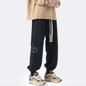 Pantaloni de bărbați sport cu inscripții și șireturi