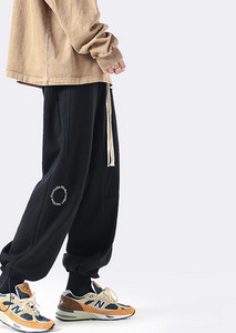 Pantaloni de bărbați sport cu inscripții și șireturi