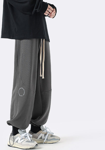 Pantaloni de bărbați sport cu inscripții și șireturi