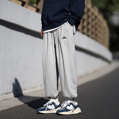 Pánske ležérne nohavice so sťahovacou šnúrkou a vreckami