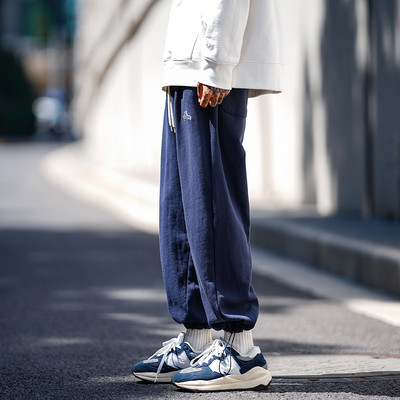 Pánske ležérne nohavice so sťahovacou šnúrkou a vreckami