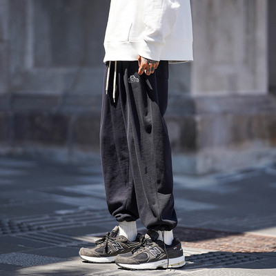 Pánske ležérne nohavice so sťahovacou šnúrkou a vreckami