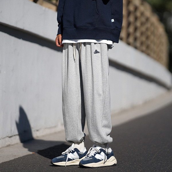 Pánske ležérne nohavice so sťahovacou šnúrkou a vreckami