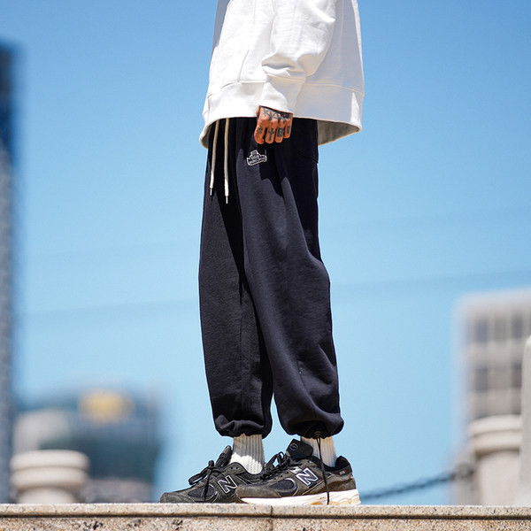 Pánske ležérne nohavice so sťahovacou šnúrkou a vreckami