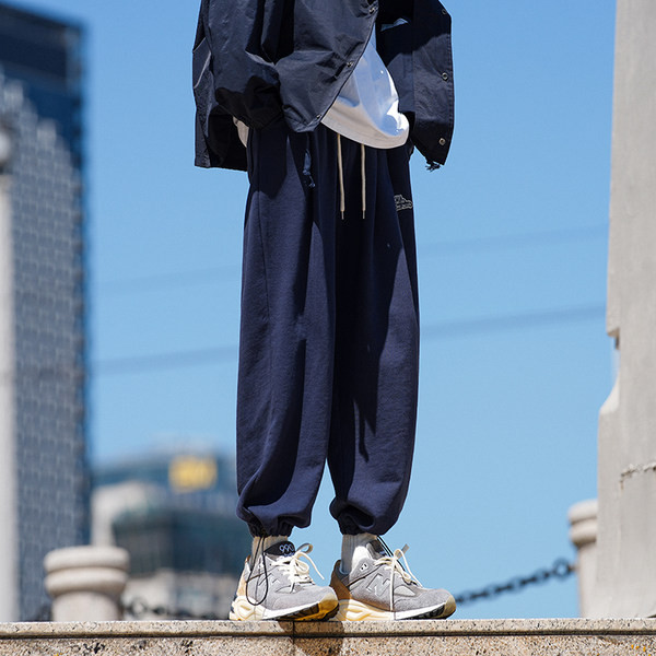 Pánske ležérne nohavice so sťahovacou šnúrkou a vreckami