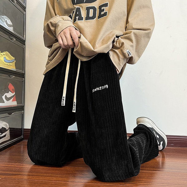 Széles szárú nadrág fűzővel és felirattal