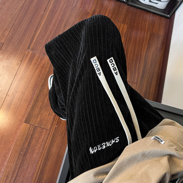 Széles szárú nadrág fűzővel és felirattal