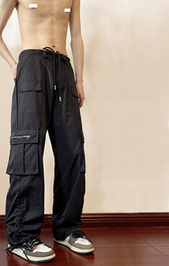 Φαρδύ ανδρικό παντελόνι σε ίσια γράμμη με  τσέπη