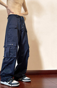 Φαρδύ ανδρικό παντελόνι σε ίσια γράμμη με  τσέπη