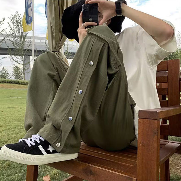 Pantaloni barbatesti cu buzunar si nasturi