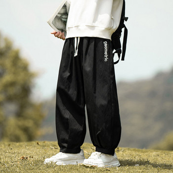 Широк модел мъжки панталон с надпис подходящ за ежедневието