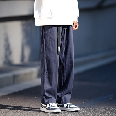 Čistý model pánskych nohavíc vhodný na každodenné nosenie