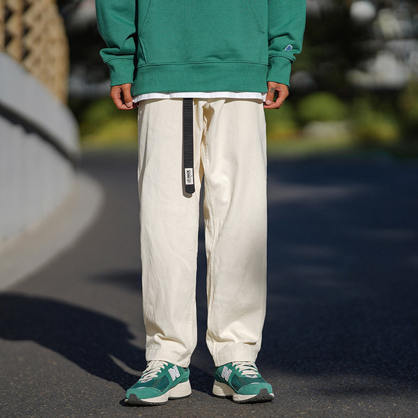 Čistý model pánskych nohavíc vhodný na každodenné nosenie