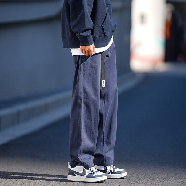 Čistý model pánskych nohavíc vhodný na každodenné nosenie