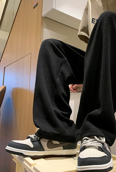 Široki model muških sportskih hlača s vezicama