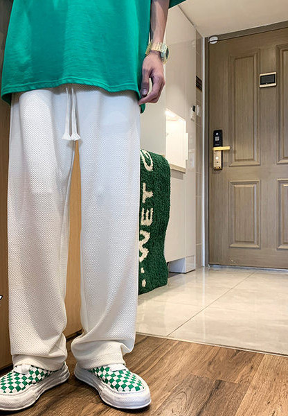 Široki model muških sportskih hlača s vezicama