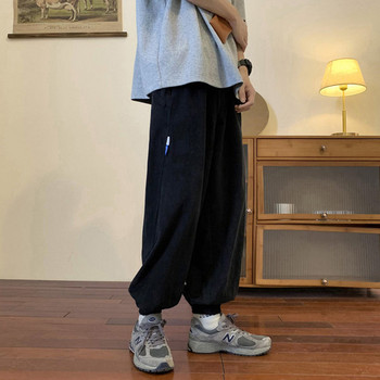 Мъжки  спортен панталон с емблема и ластик на крачолите 