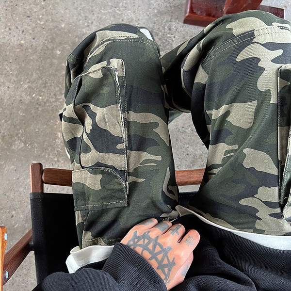 Pantaloni de camuflaj pentru bărbați cu buzunare laterale